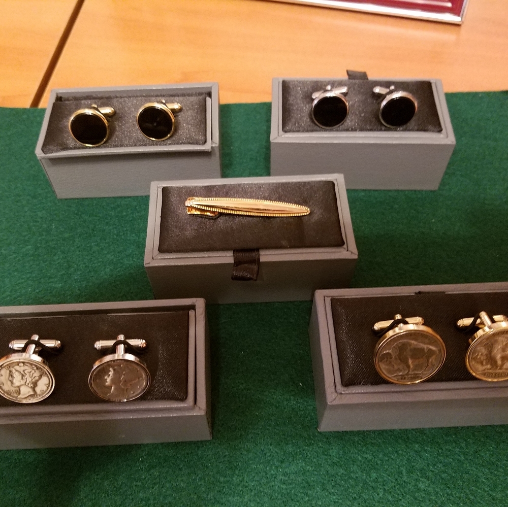 4 Assorted cufflinks & tie bar gold & silver metal